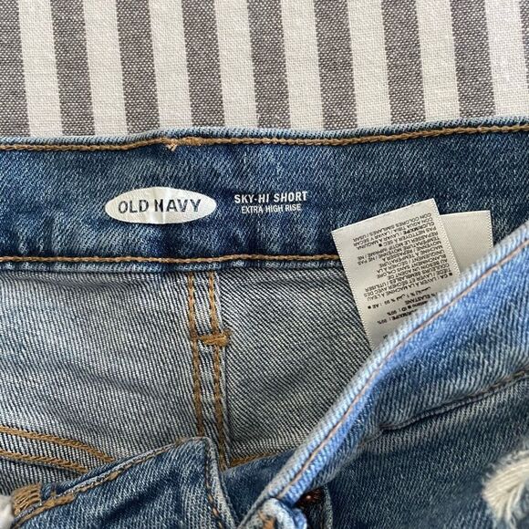 Old Navy Extra High-Waisted Sky-Hi Button-Fly Ripped Jean Shorts for Women Size - Picture 4 of 6
